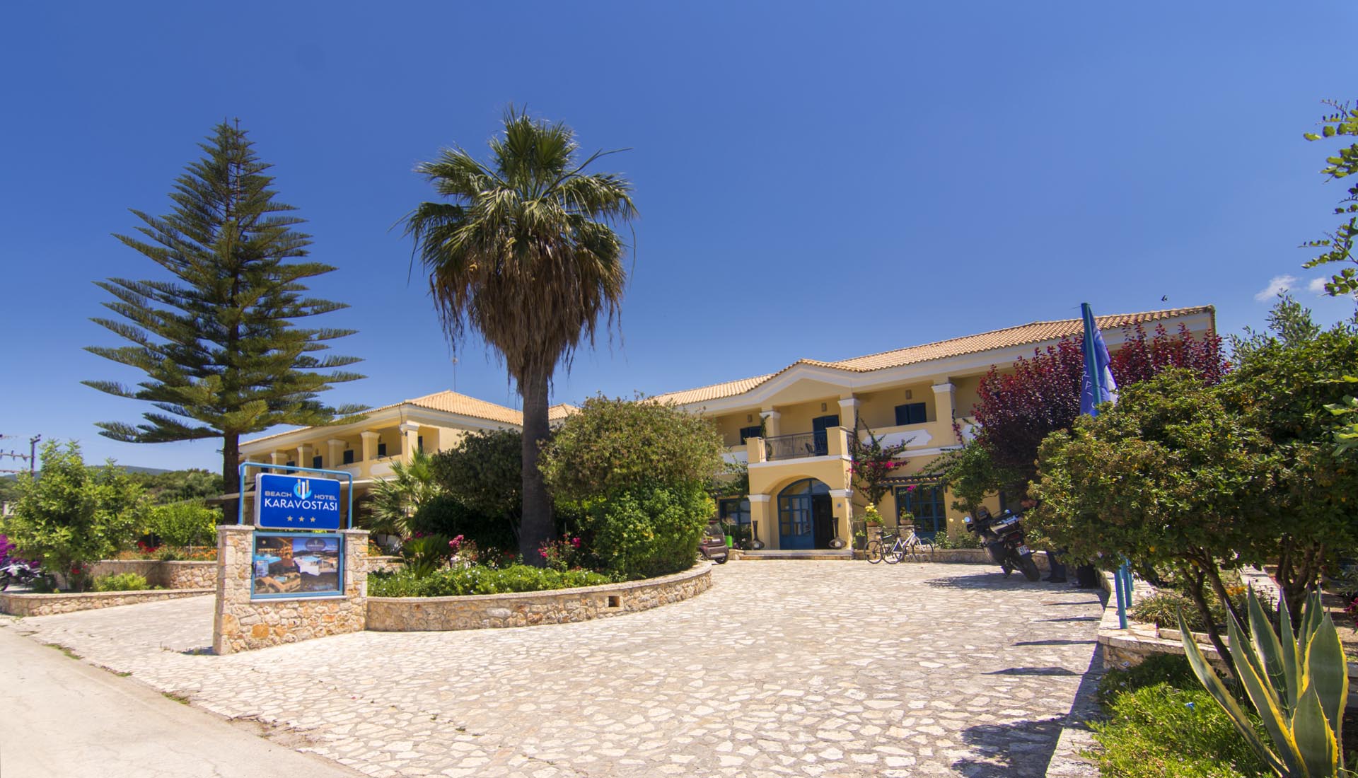 Ξενοδοχείο Καραβοστάσι-Karavostasi Beach Hotel!